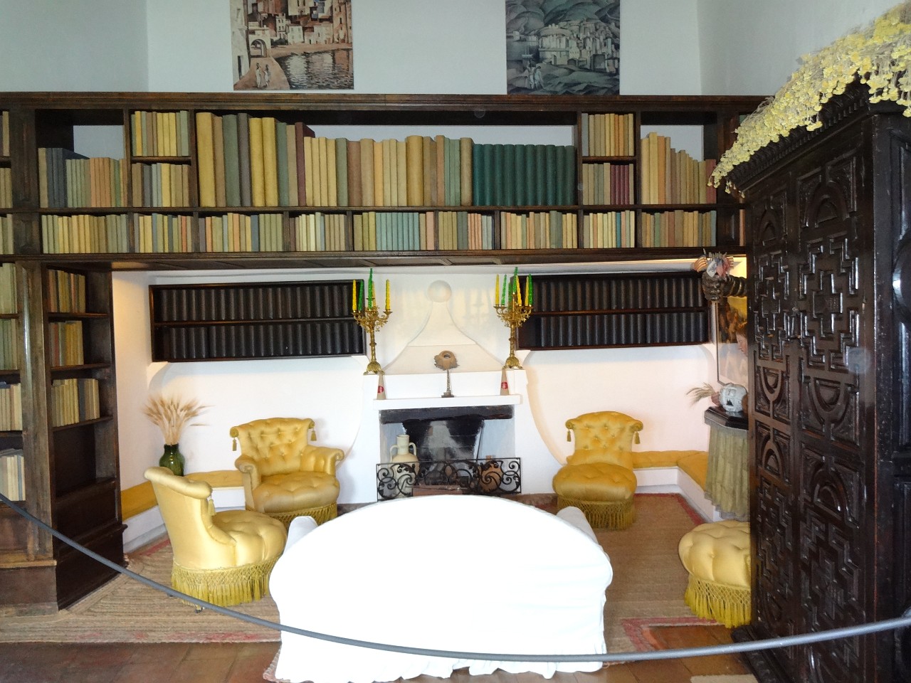 Casa Dali library and living room